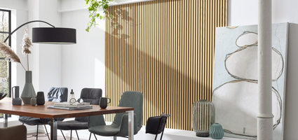 Helle Akustikpaneele in einem modernen Esszimmer.