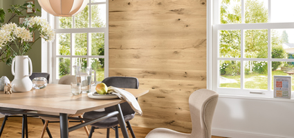 Holzpaneele in einem ländlich eingerichteten Esszimmer.