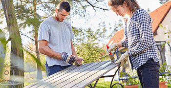 Gartenmöbel frühlingsfit machen