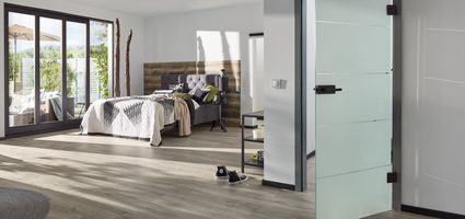 Satinierte Glastür mit vier klaren Querstreifen in einem modernen Schlafzimmer.