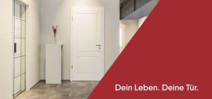 Schriftzug: Dein Leben. Deine Tür. Eine weisse Tür frontal und eine Tür seitlich mit mehreren Querelementen in einem hellen Flur.