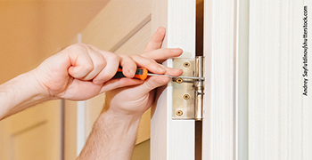 Türzarge und Tür montieren