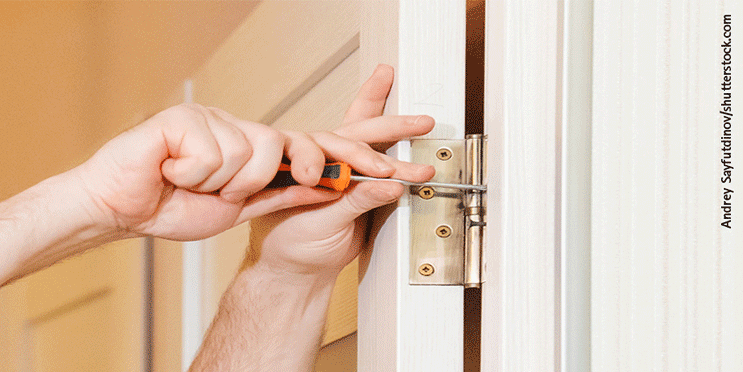 Türzarge und Tür montieren